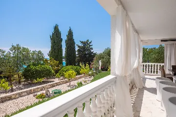 Seaside Family Villa with Pool in Betina