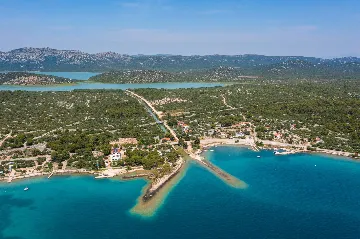 Seaside Family Villa with Pool in Betina