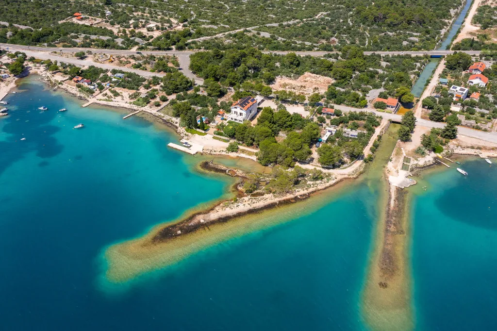 Seaside Family Villa with Pool in Betina