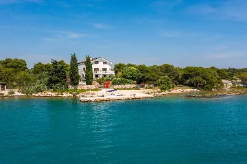 Seaside Family Villa with Pool in Betina