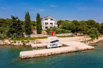 Seaside Family Villa with Pool in Betina