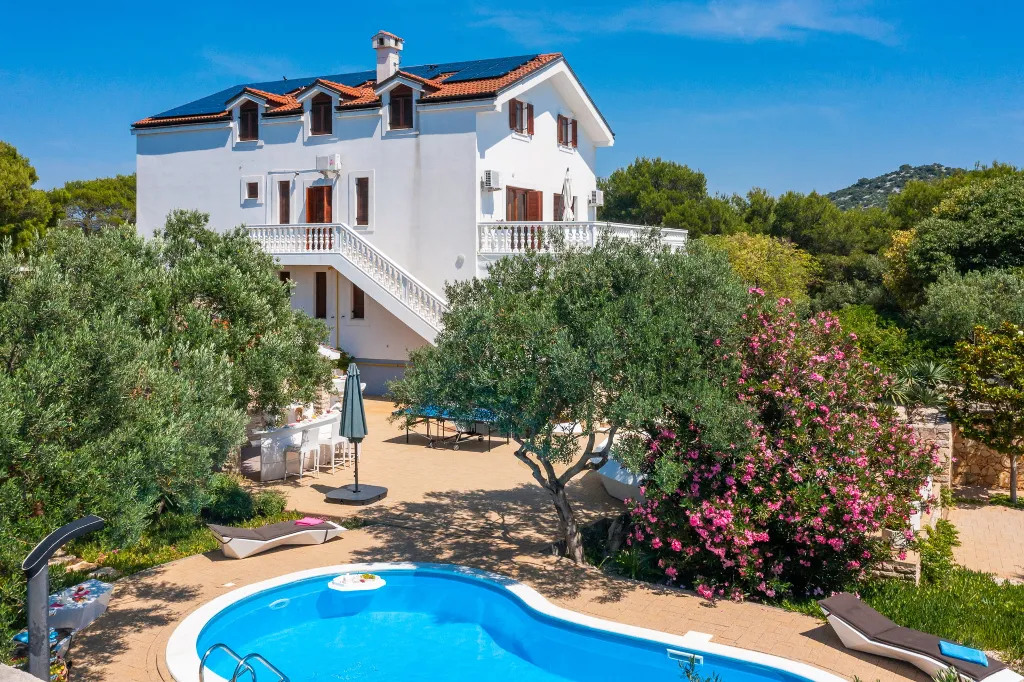 Seaside Family Villa with Pool in Betina