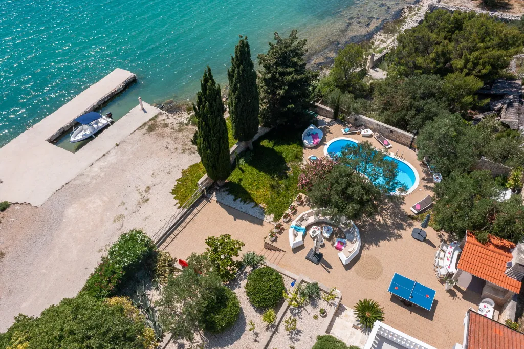 Seaside Family Villa with Pool in Betina