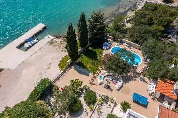 Seaside Family Villa with Pool in Betina