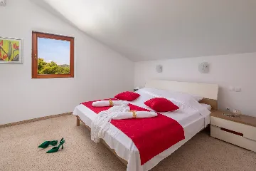 Seaside Family Villa with Pool in Betina