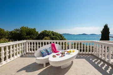 Seaside Family Villa with Pool in Betina