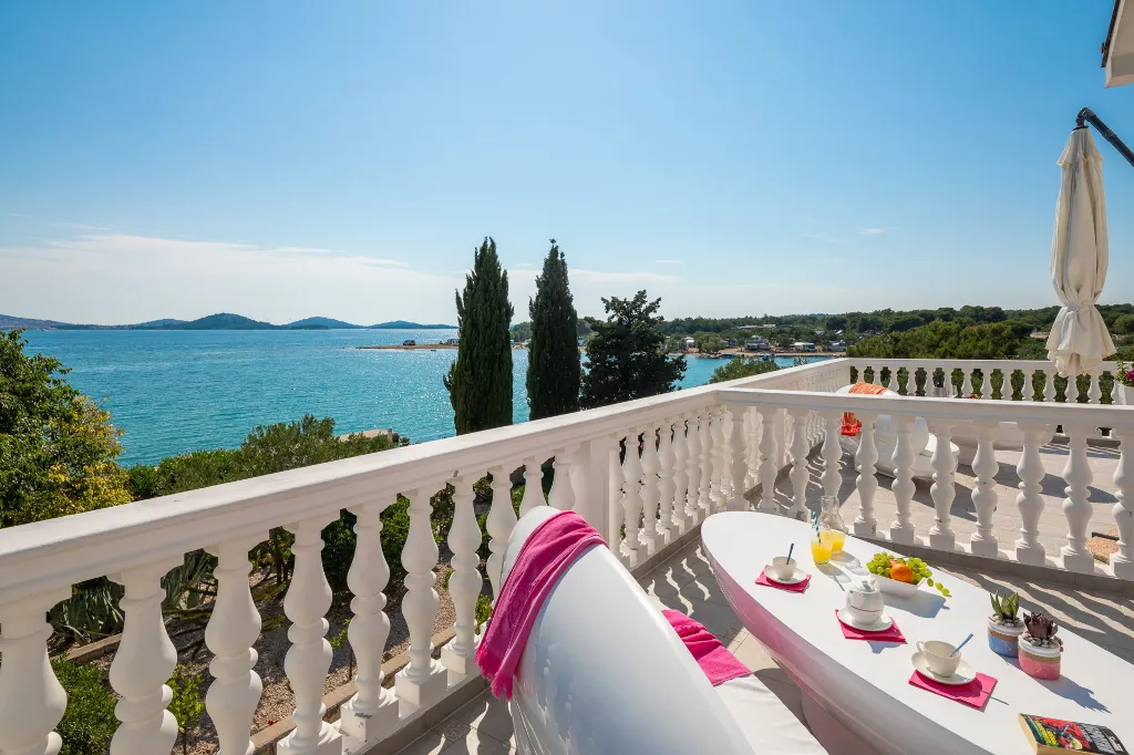 Seaside Family Villa with Pool in Betina