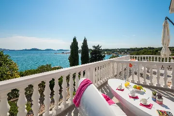 Seaside Family Villa with Pool in Betina