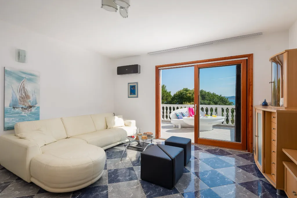 Seaside Family Villa with Pool in Betina