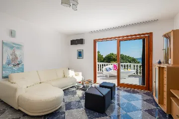 Seaside Family Villa with Pool in Betina