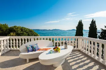 Seaside Family Villa with Pool in Betina