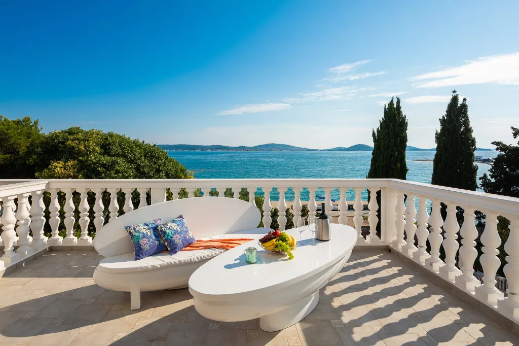 Seaside Family Villa with Pool in Betina