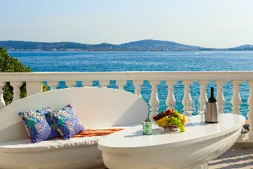 Seaside Family Villa with Pool in Betina