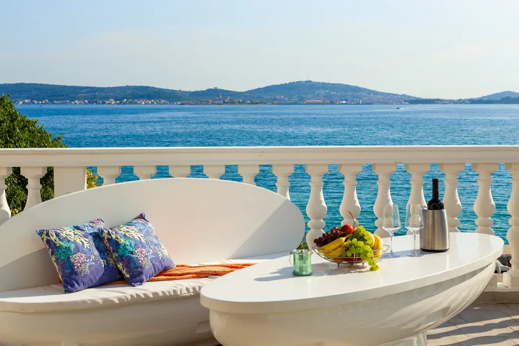 Seaside Family Villa with Pool in Betina