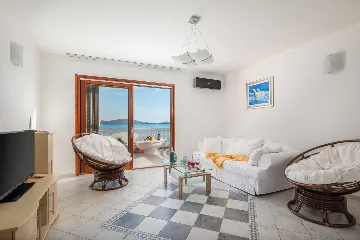 Seaside Family Villa with Pool in Betina