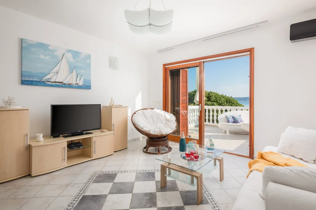 Seaside Family Villa with Pool in Betina