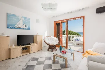 Seaside Family Villa with Pool in Betina