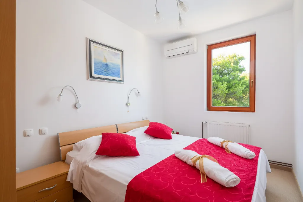 Seaside Family Villa with Pool in Betina