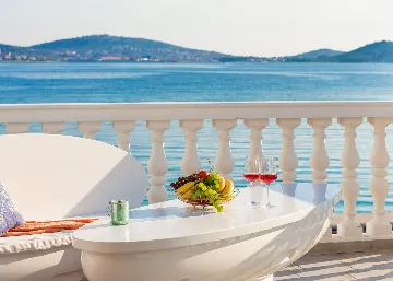 Seaside Family Villa with Pool in Betina