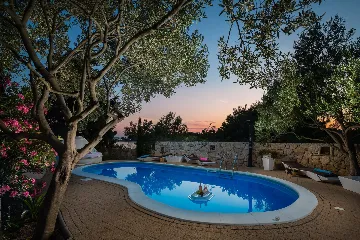 Seaside Family Villa with Pool in Betina