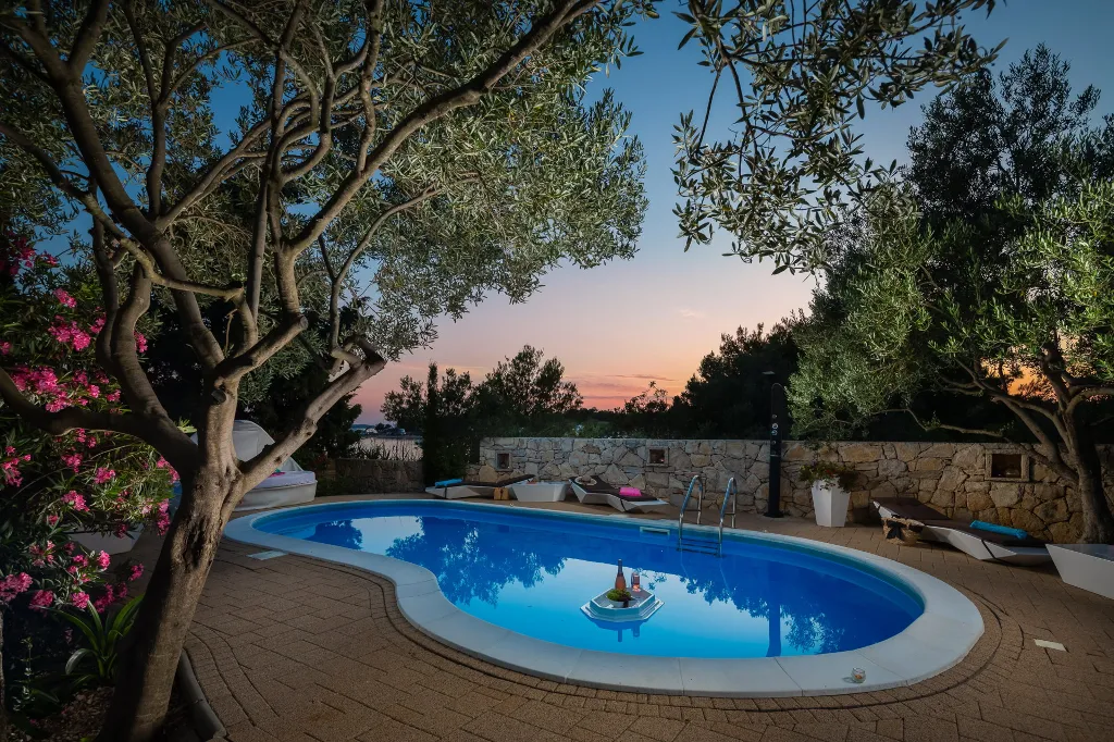 Seaside Family Villa with Pool in Betina