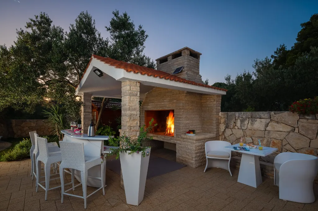 Seaside Family Villa with Pool in Betina