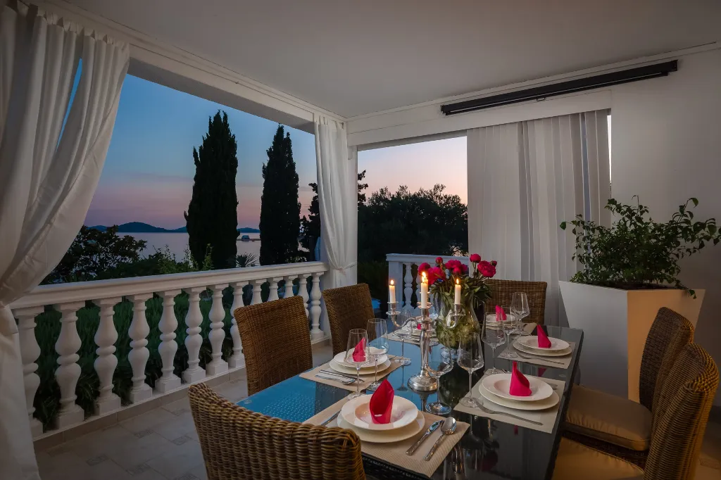 Seaside Family Villa with Pool in Betina