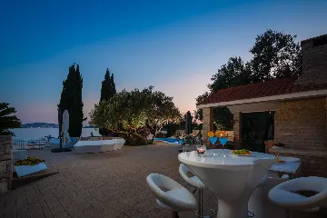 Seaside Family Villa with Pool in Betina