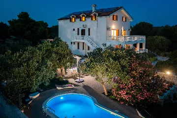 Seaside Family Villa with Pool in Betina