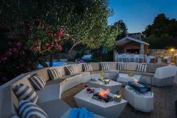 Seaside Family Villa with Pool in Betina