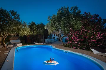 Seaside Family Villa with Pool in Betina