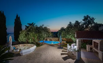 Seaside Family Villa with Pool in Betina