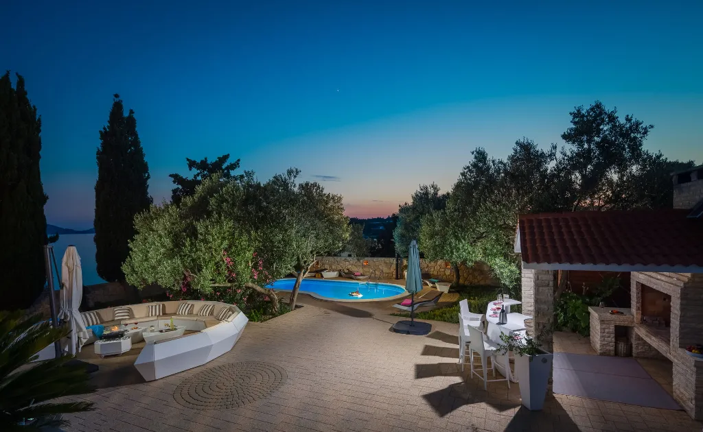 Seaside Family Villa with Pool in Betina