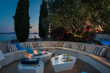 Seaside Family Villa with Pool in Betina