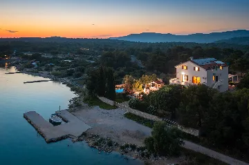 Seaside Family Villa with Pool in Betina