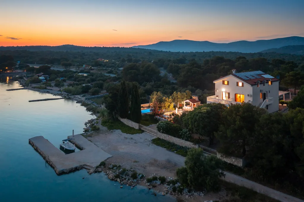 Seaside Family Villa with Pool in Betina