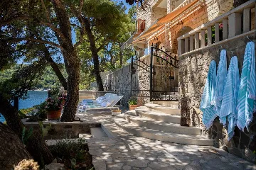 Beachfront Villa with Pool on Brac Island