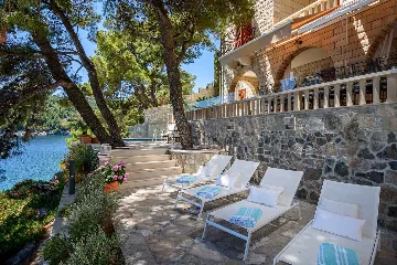 Beachfront Villa with Pool on Brac Island