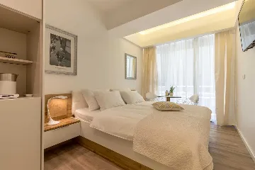 Sunny Double Apartment with Sauna Near Bačvice Beach, Split