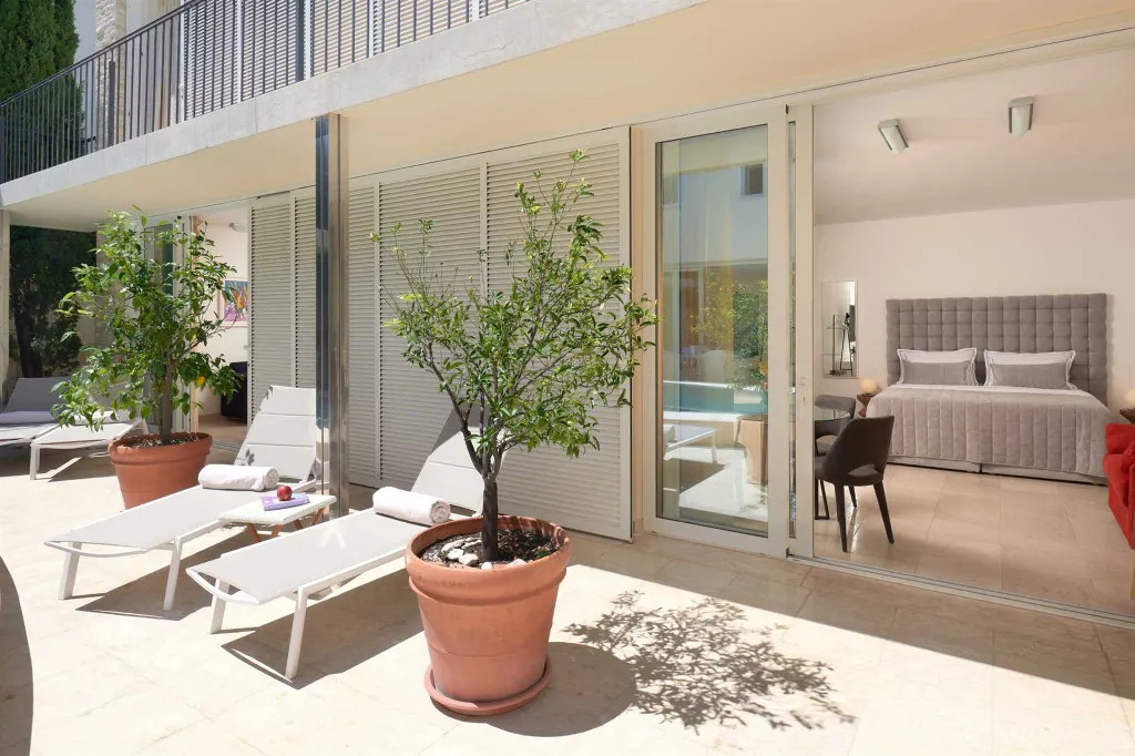 Modern Villa Retreat with Pool in Bol