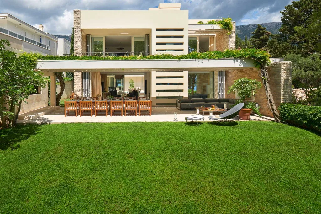 Modern Villa Retreat with Pool in Bol