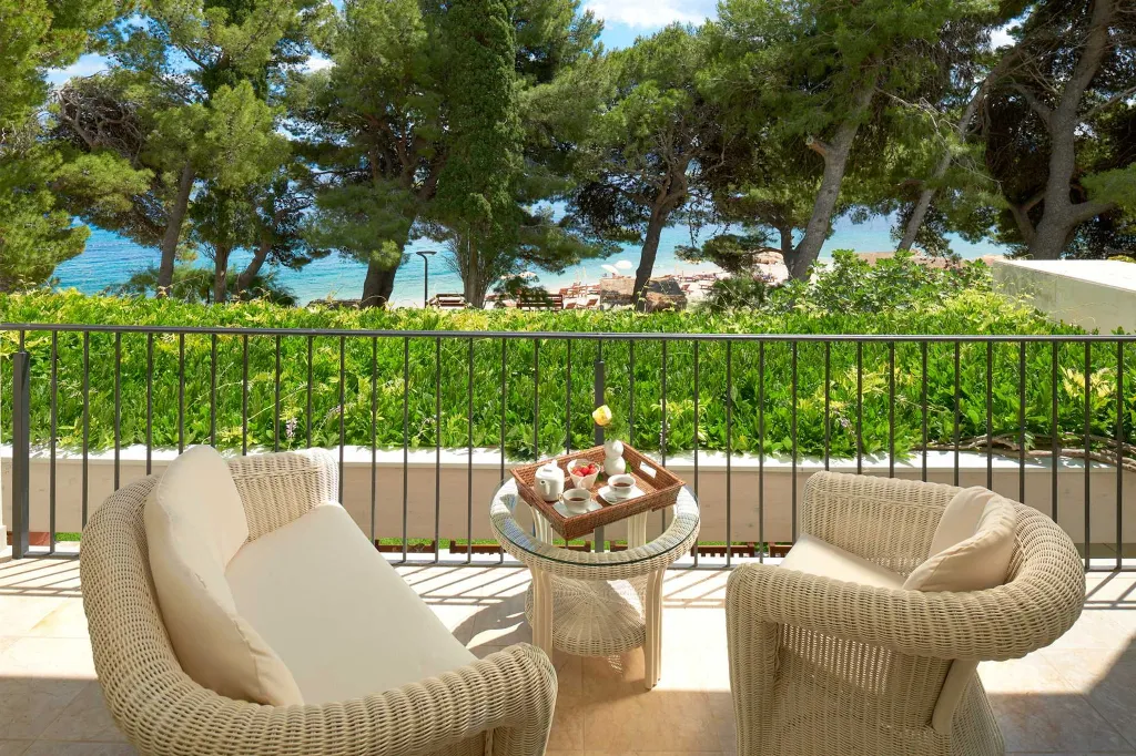 Modern Villa Retreat with Pool in Bol