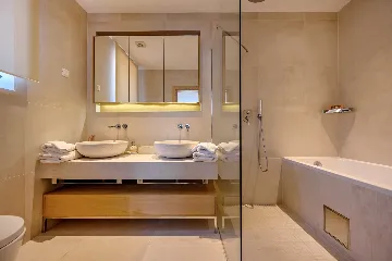 Waterfront Villa with Infinity Pool, Selca