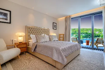 Waterfront Villa with Infinity Pool, Selca