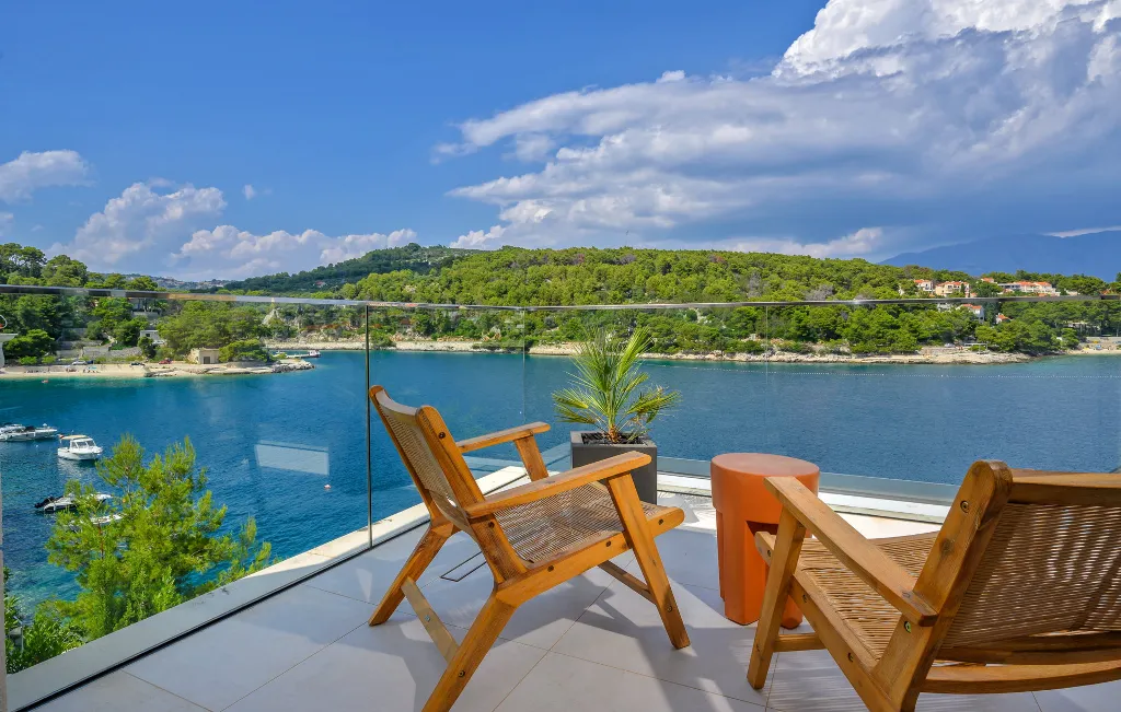 Waterfront Villa with Infinity Pool, Selca