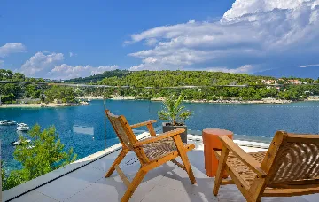 Waterfront Villa with Infinity Pool, Selca