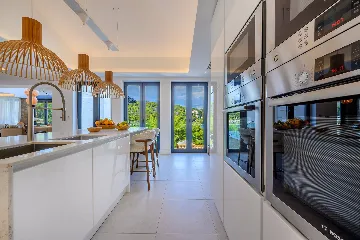 Waterfront Villa with Infinity Pool, Selca