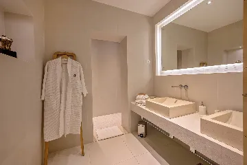 Waterfront Villa with Infinity Pool, Selca