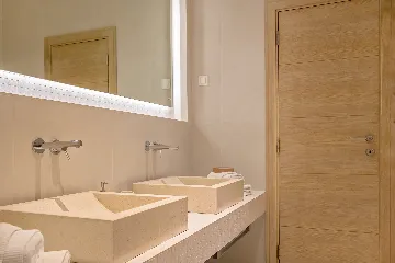 Waterfront Villa with Infinity Pool, Selca