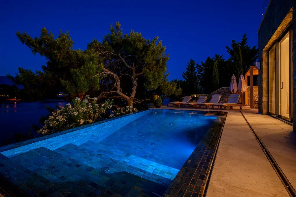 Waterfront Villa with Infinity Pool, Selca